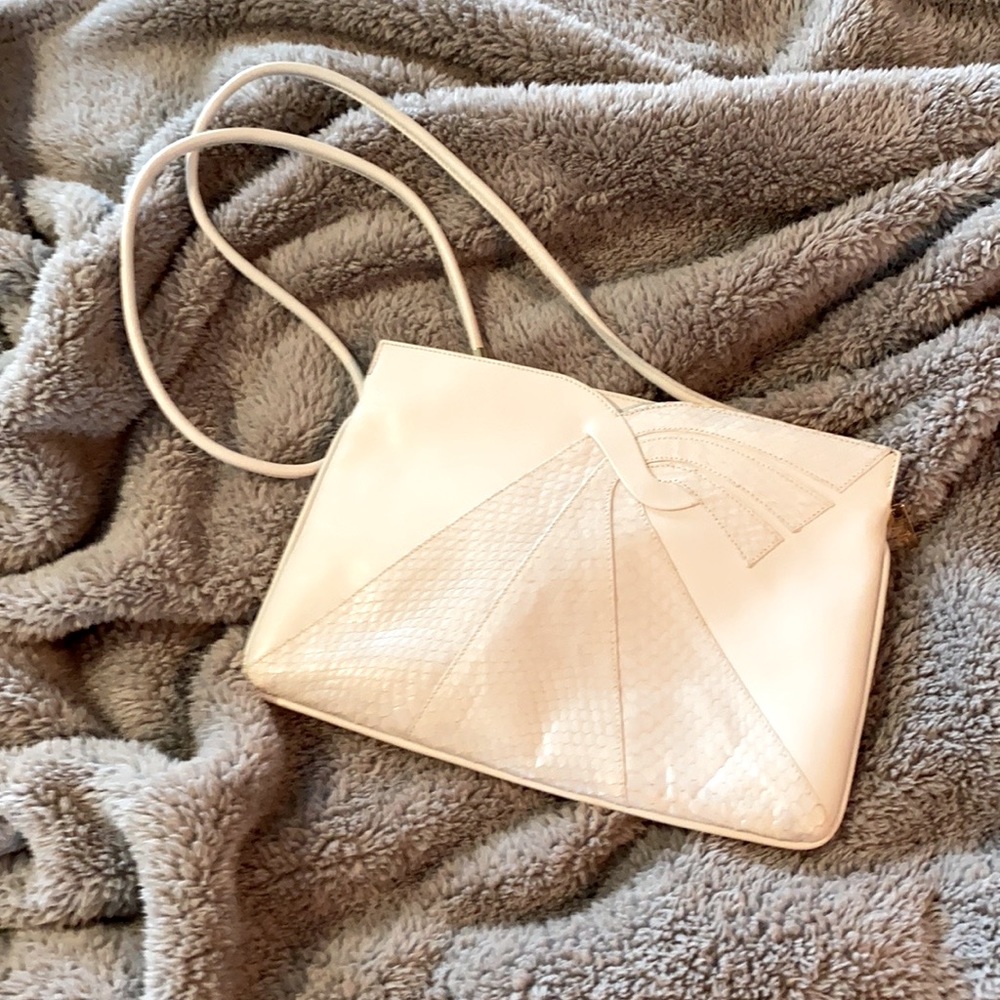 *VNTG* Salvatore Ferragamo White Clutch w Strap
